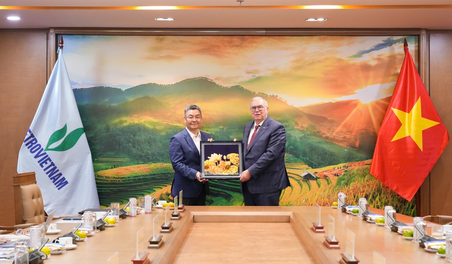 Phó Tổng Giám đốc Petrovietnam Lê Mạnh Cường trao tặng món quà kỷ niệm đến đoàn công tác IAEA.