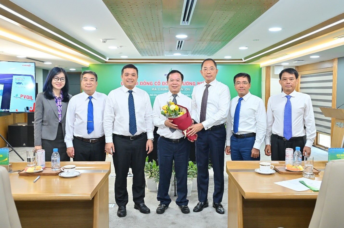 Ban lãnh đạo Tổng công ty tặng hoa tri ân ông Nguyễn Đức Kện Trưởng Ban Kiểm soát nghỉ hưu theo chế độ.