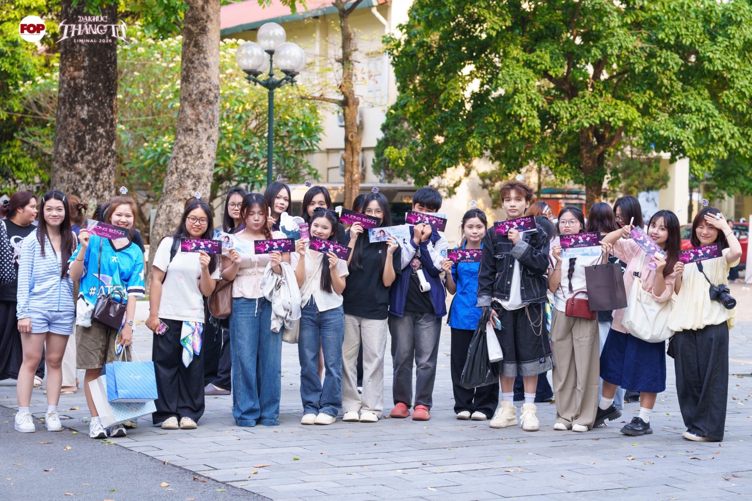 Đông đảo khán giả mong chờ sự xuất hiện của các nghệ sĩ khách mời trước thềm diễn ra đêm nhạc.