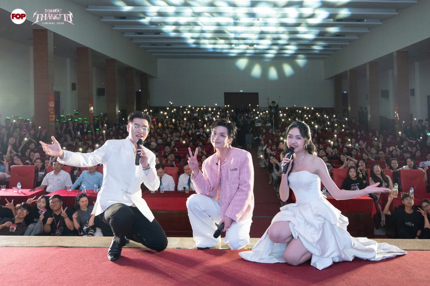 Nam ca sĩ ghi lại khoảnh khắc đáng nhớ cùng khán giả trong đêm nhạc hội.