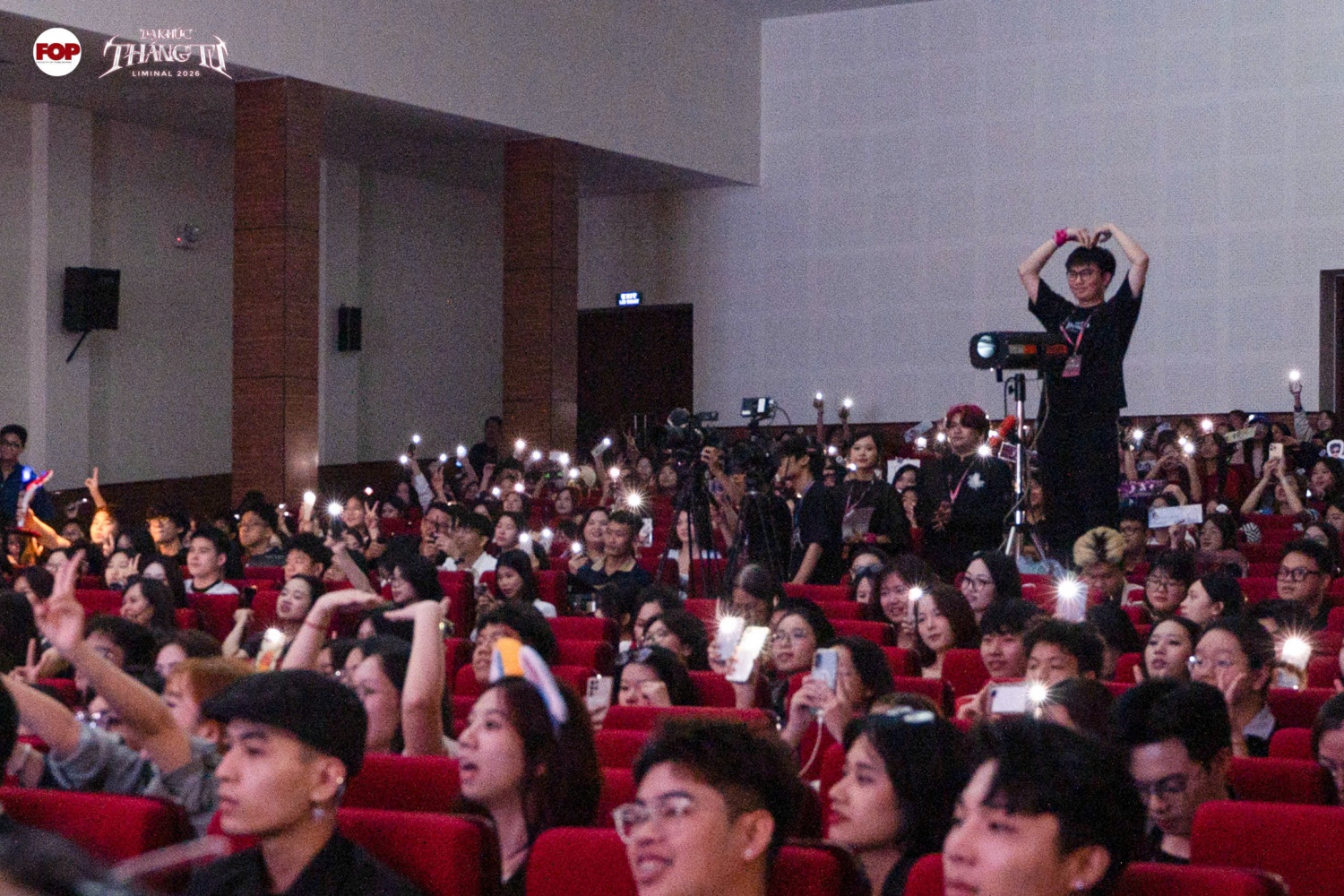 Khán giả hòa nhịp trong những giai điệu quen thuộc cùng nam ca sĩ.