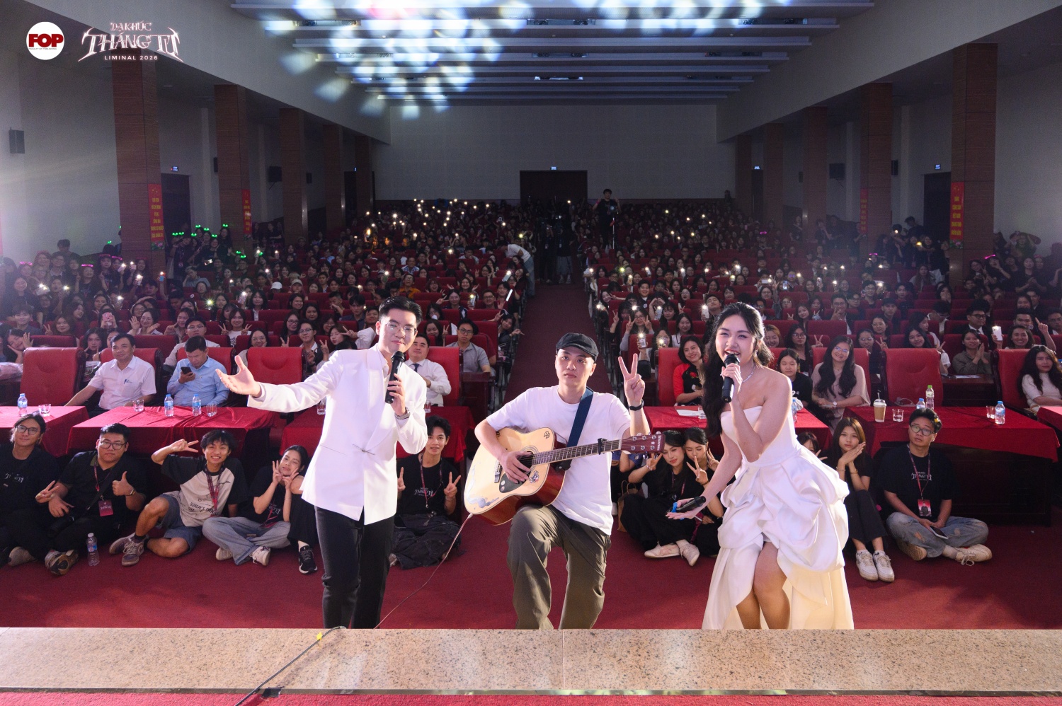 “Đại úy cây” Kiên Trịnh lưu giữ khoảnh khắc đáng nhớ trong đêm nhạc với khán giả. 