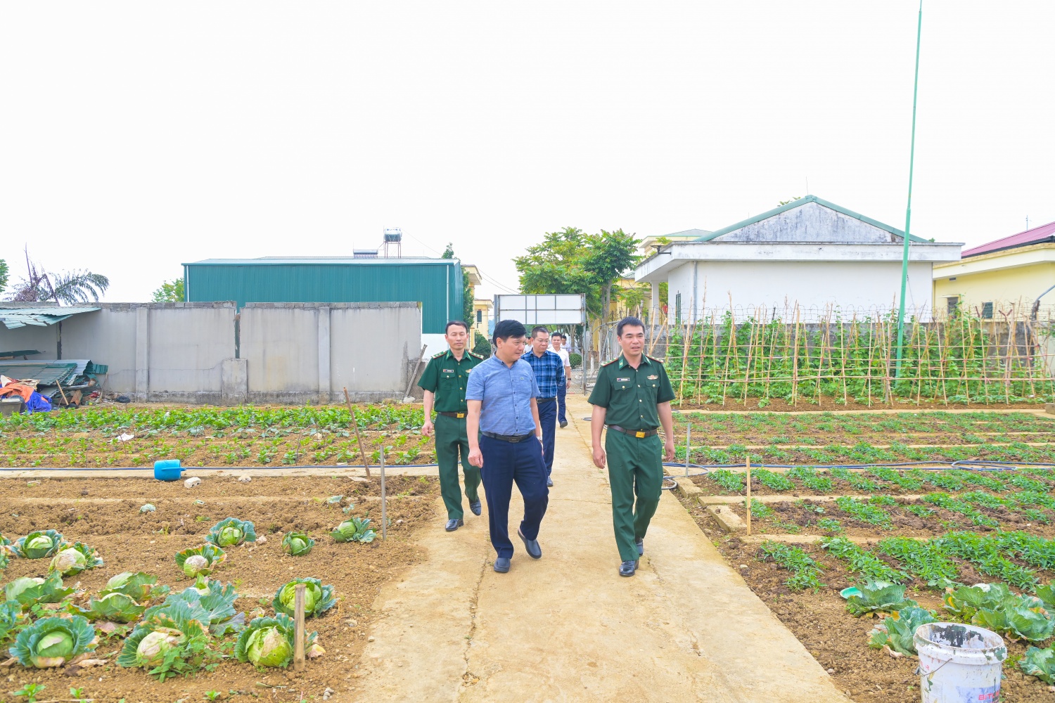 Trung tá Nguyễn Văn Thu – Đồn trưởng Đồn Biên phòng Sin Suối Hồ trực tiếp dẫn đoàn công tác tham quan đơn vị, vừa đi vừa giới thiệu từng khu vực, chia sẻ những câu chuyện đời thường gắn với nhiệm vụ của cán bộ, chiến sĩ nơi tuyến đầu biên giới.