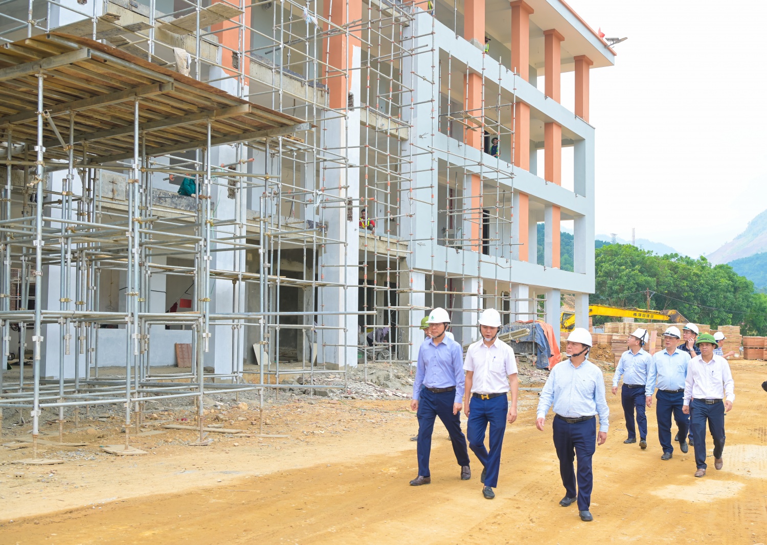 Tiếp đó, Đoàn công tác đã đến kiểm tra tiến độ thực hiện dự án xây dựng Trường Phổ thông Dân tộc Nội trú liên cấp Tiểu học và THCS Phong Thổ – công trình do Petrovietnam tài trợ. 