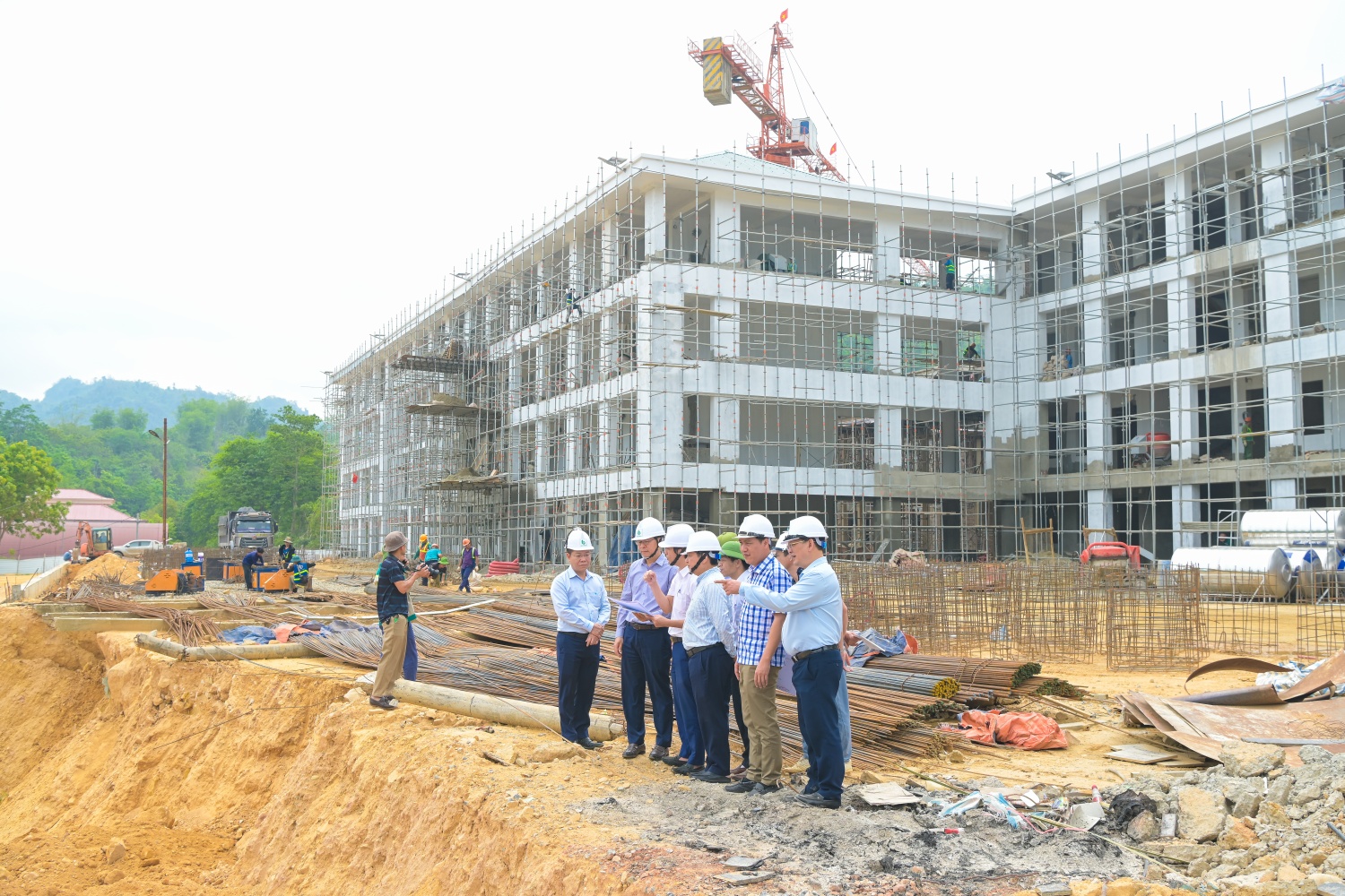 Đoàn công tác Petrovietnam kiểm tra tiến độ thực hiện dự án xây dựng Trường Phổ thông nội trú liên cấp Tiểu học và THCS Phong Thổ.