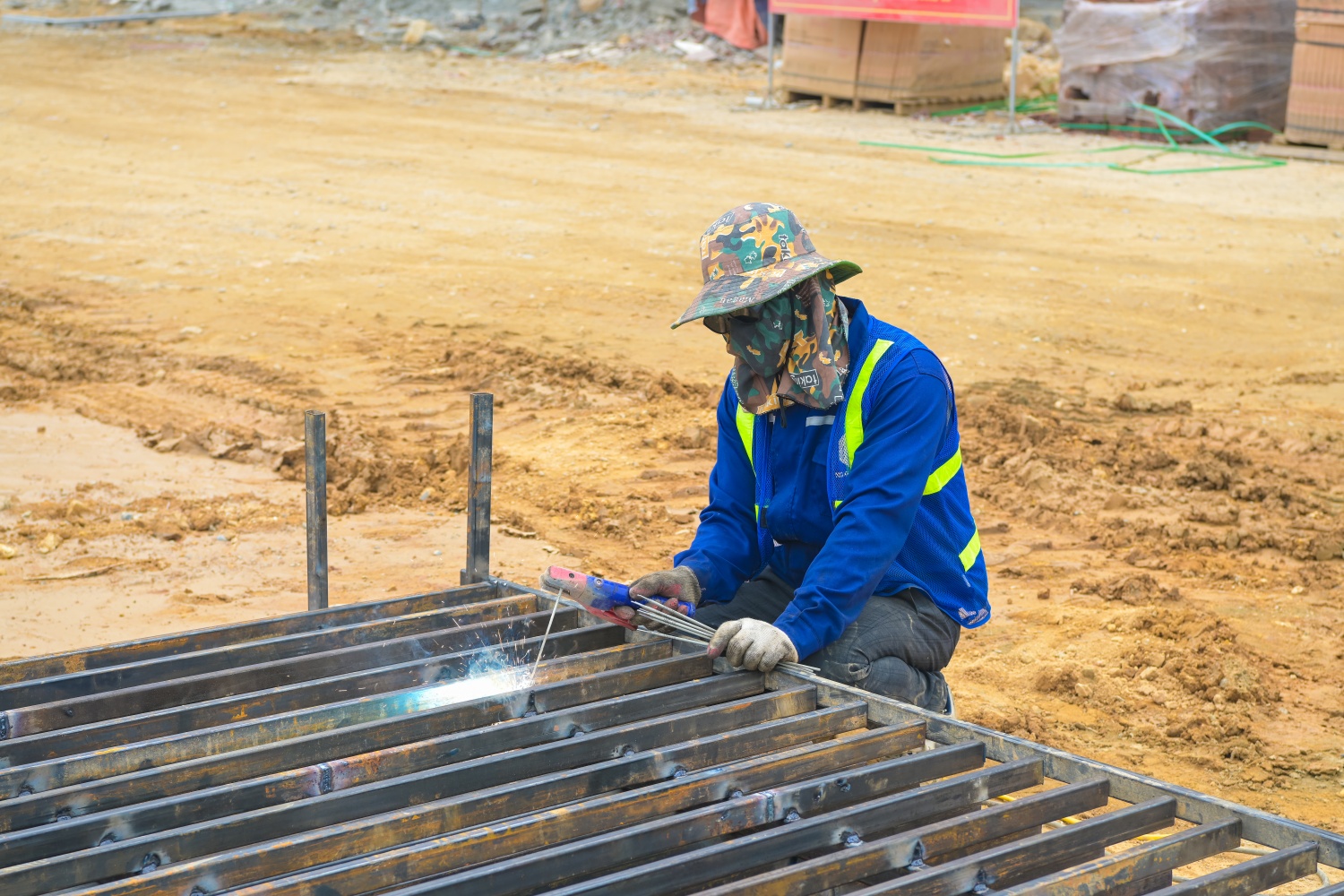 Giữa công trường nhộn nhịp, các công nhân miệt mài thi công, nỗ lực đẩy nhanh tiến độ dự án.