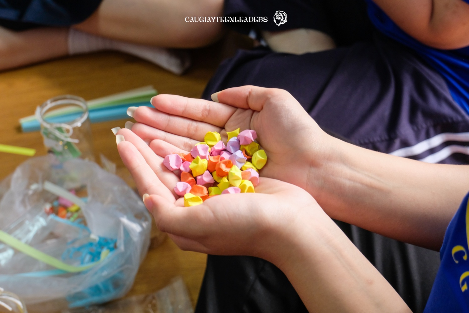  Các bạn học sinh tham gia trực tiếp hoạt động trang trí góc sách  tại trung tâm