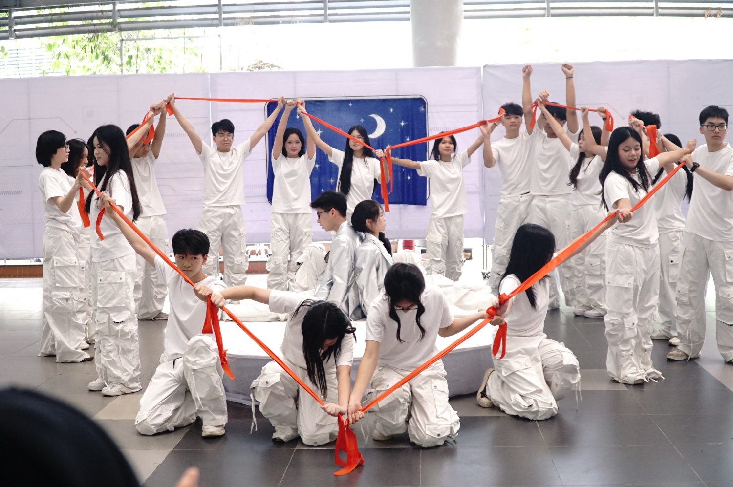 Màn trình diễn đồng đều, sáng tạo với sự kết hợp đạo cụ độc đáo, thể hiện tinh thần gắn kết và cá tính riêng của từng khối chuyên.