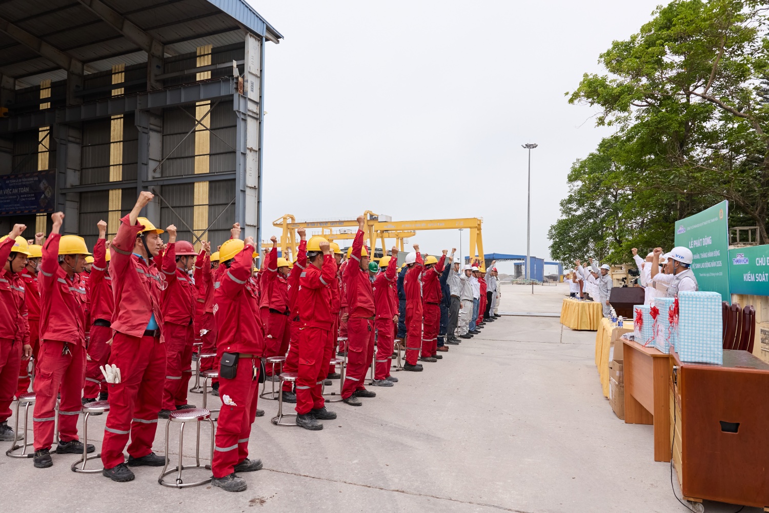 Người lao động cùng hô vang khẩu hiệu: “Quyết tâm không ngừng thi đua lao động sản xuất, đổi mới sáng tạo, an toàn vệ sinh lao động!”