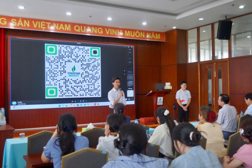 Cựu học sinh Trường Long Hưng (Cần Thơ) truyền cảm hứng cho “đàn em” trong chuyến tham quan trải nghiệm tại PVU