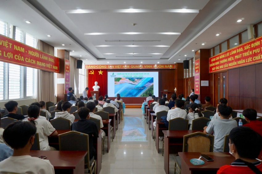 Cựu học sinh Trường Long Hưng (Cần Thơ) truyền cảm hứng cho “đàn em” trong chuyến tham quan trải nghiệm tại PVU