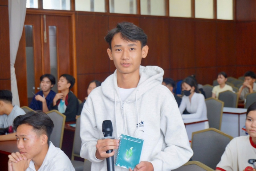 Cựu học sinh Trường Long Hưng (Cần Thơ) truyền cảm hứng cho “đàn em” trong chuyến tham quan trải nghiệm tại PVU