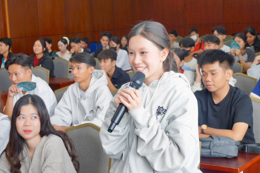 Cựu học sinh Trường Long Hưng (Cần Thơ) truyền cảm hứng cho “đàn em” trong chuyến tham quan trải nghiệm tại PVU