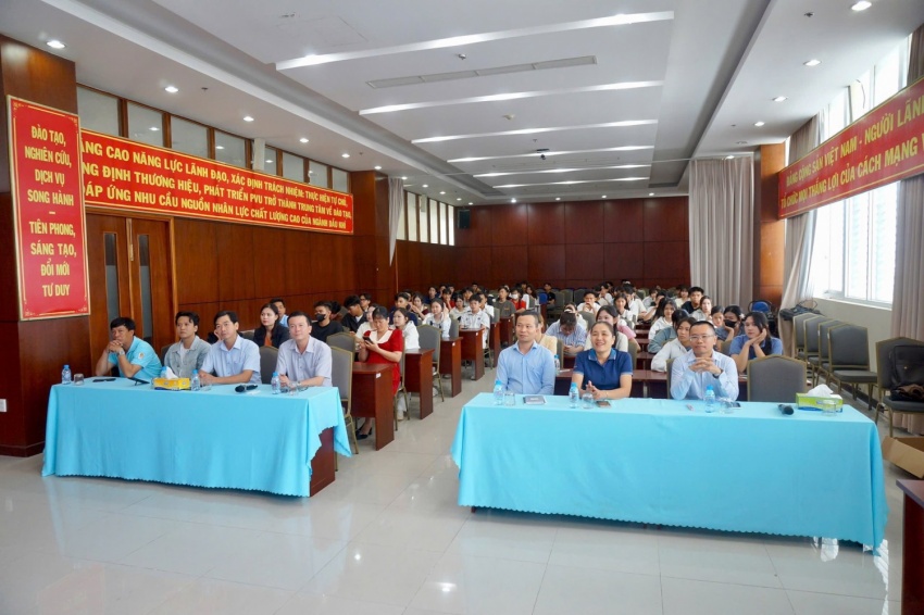 Cựu học sinh Trường Long Hưng (Cần Thơ) truyền cảm hứng cho “đàn em” trong chuyến tham quan trải nghiệm tại PVU