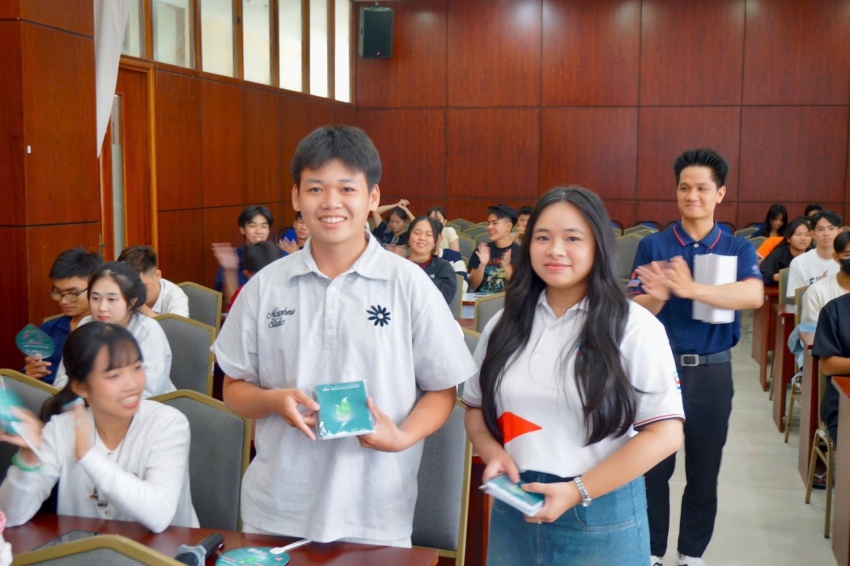 Cựu học sinh Trường Long Hưng (Cần Thơ) truyền cảm hứng cho “đàn em” trong chuyến tham quan trải nghiệm tại PVU