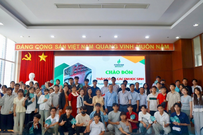 Cựu học sinh Trường Long Hưng (Cần Thơ) truyền cảm hứng cho “đàn em” trong chuyến tham quan trải nghiệm tại PVU