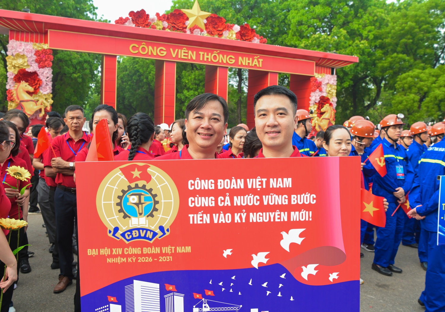 Khí thế người lao động Petrovietnam tại lễ diễu hành kỷ niệm 140 năm Ngày Quốc tế Lao động