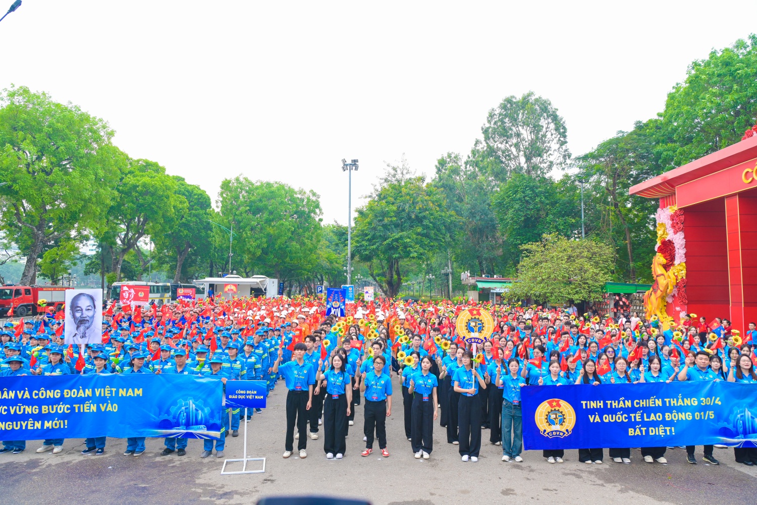 Khí thế người lao động Petrovietnam tại lễ diễu hành kỷ niệm 140 năm Ngày Quốc tế Lao động