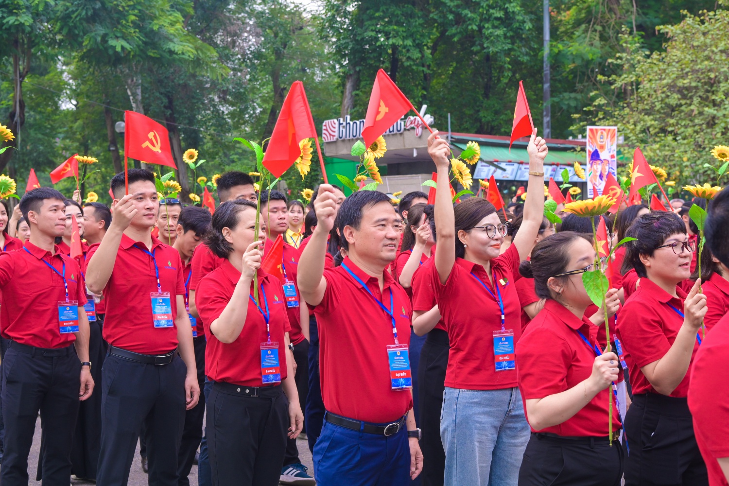 Khí thế người lao động Petrovietnam tại lễ diễu hành kỷ niệm 140 năm Ngày Quốc tế Lao động