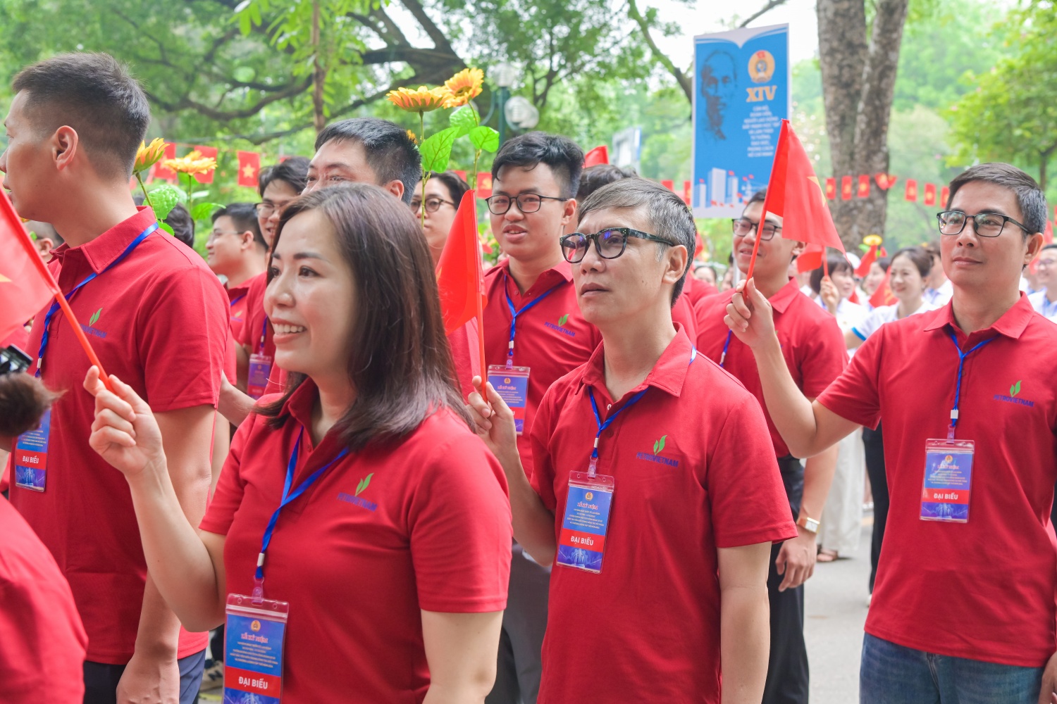 Khí thế người lao động Petrovietnam tại lễ diễu hành kỷ niệm 140 năm Ngày Quốc tế Lao động