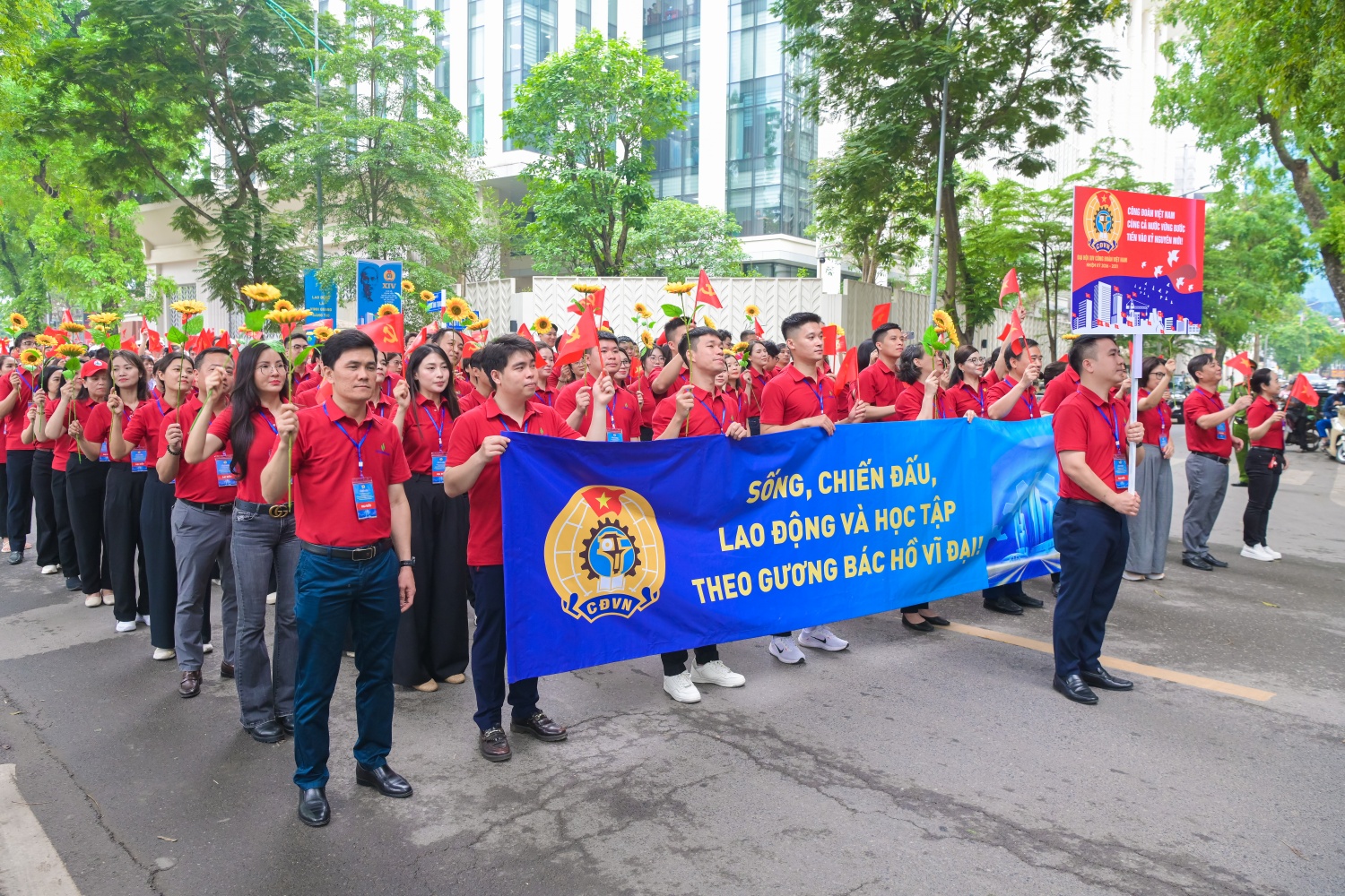 Khí thế người lao động Petrovietnam tại lễ diễu hành kỷ niệm 140 năm Ngày Quốc tế Lao động