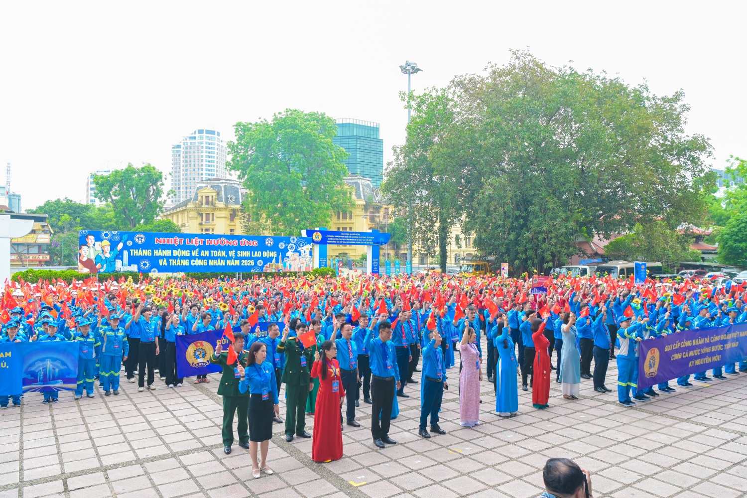 Khí thế người lao động Petrovietnam tại lễ diễu hành kỷ niệm 140 năm Ngày Quốc tế Lao động