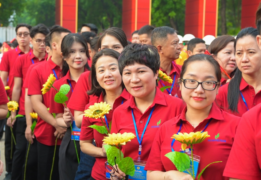 Khí thế người lao động Petrovietnam tại lễ diễu hành kỷ niệm 140 năm Ngày Quốc tế Lao động