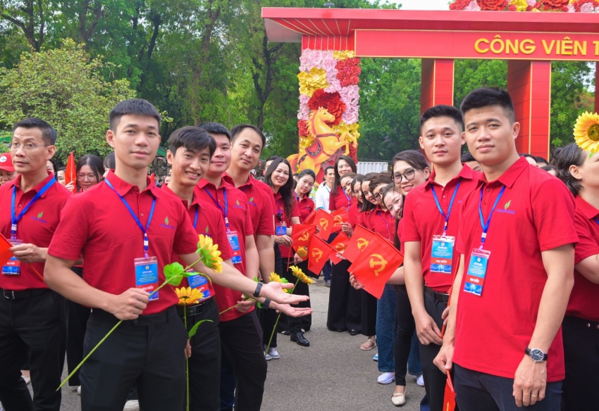 Khí thế người lao động Petrovietnam tại lễ diễu hành kỷ niệm 140 năm Ngày Quốc tế Lao động