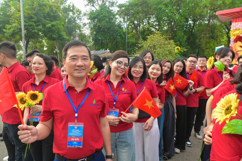 Khí thế người lao động Petrovietnam tại lễ diễu hành kỷ niệm 140 năm Ngày Quốc tế Lao động