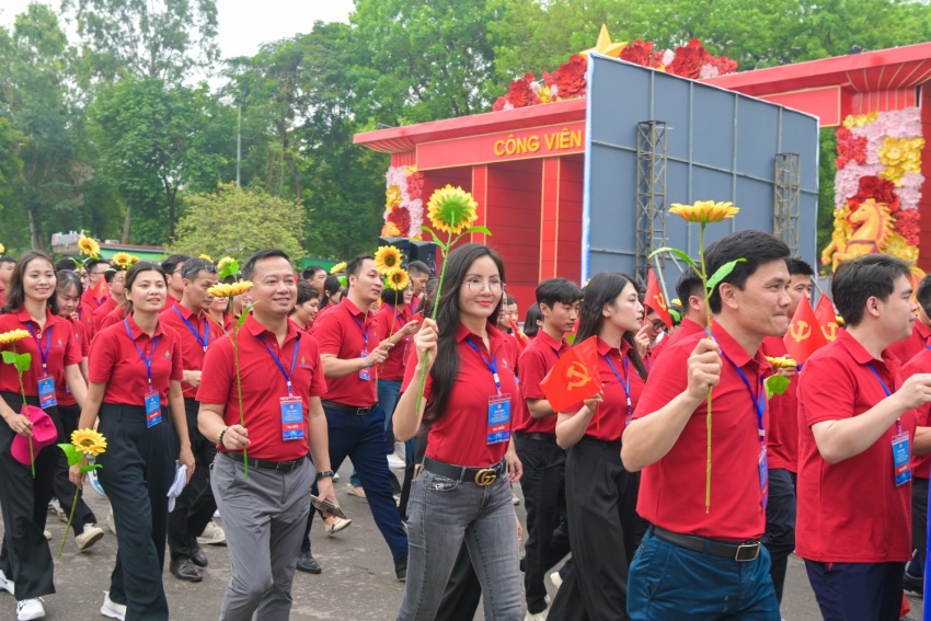 Khí thế người lao động Petrovietnam tại lễ diễu hành kỷ niệm 140 năm Ngày Quốc tế Lao động