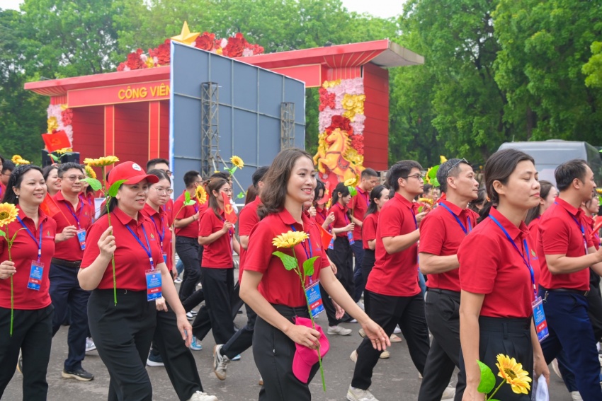 Khí thế người lao động Petrovietnam tại lễ diễu hành kỷ niệm 140 năm Ngày Quốc tế Lao động