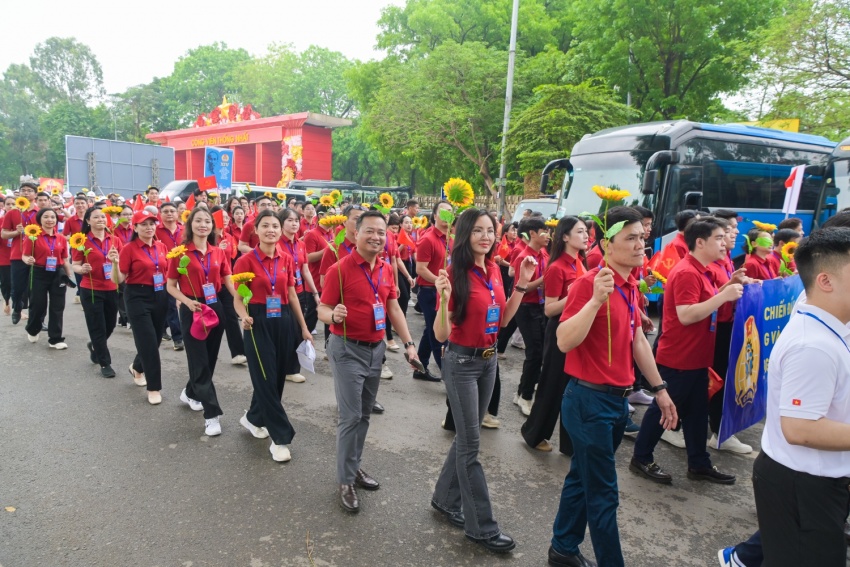Khí thế người lao động Petrovietnam tại lễ diễu hành kỷ niệm 140 năm Ngày Quốc tế Lao động