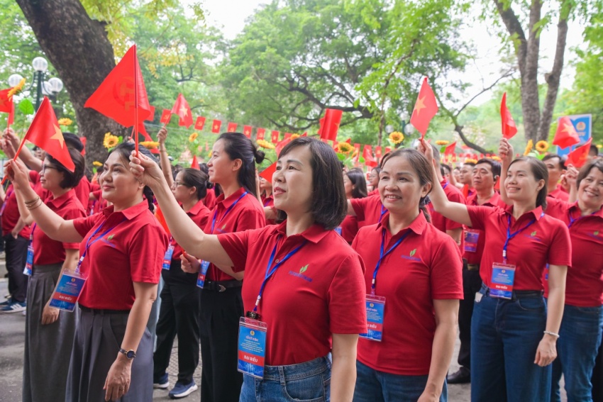 Khí thế người lao động Petrovietnam tại lễ diễu hành kỷ niệm 140 năm Ngày Quốc tế Lao động