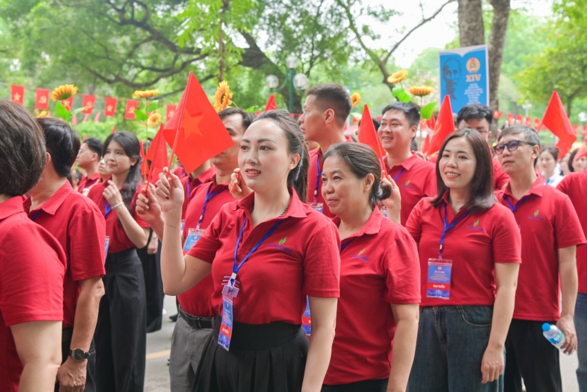 Khí thế người lao động Petrovietnam tại lễ diễu hành kỷ niệm 140 năm Ngày Quốc tế Lao động