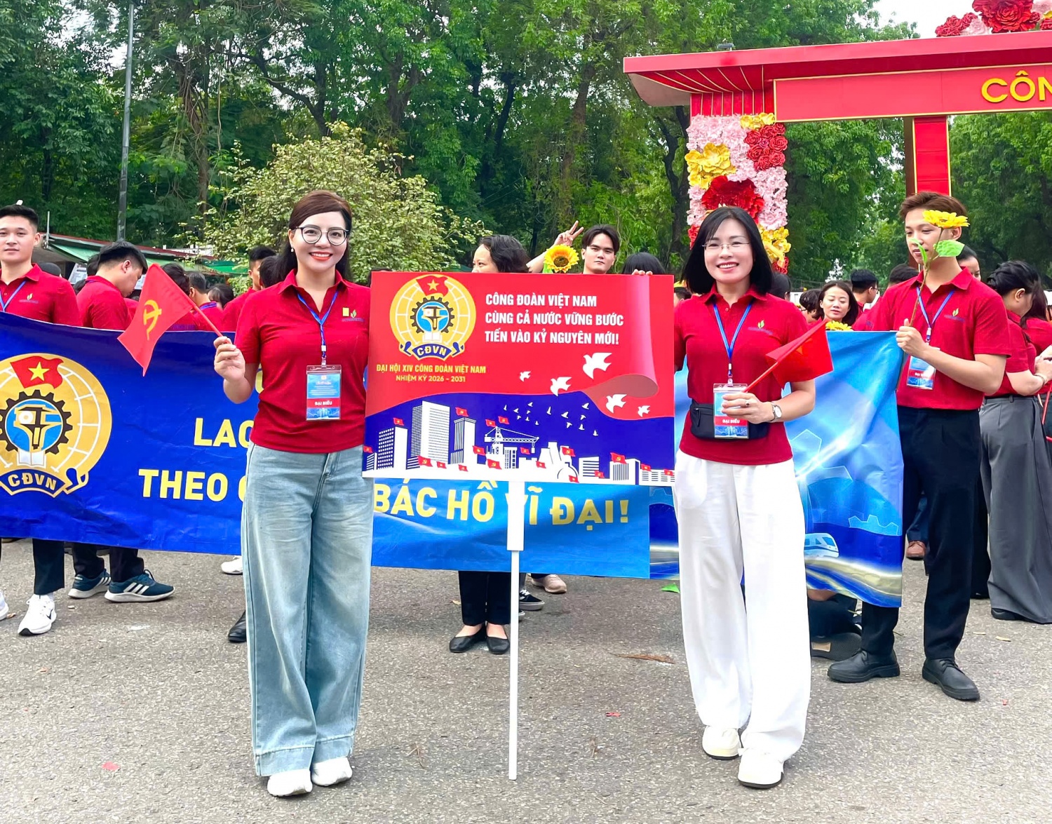 Khí thế người lao động Petrovietnam tại lễ diễu hành kỷ niệm 140 năm Ngày Quốc tế Lao động