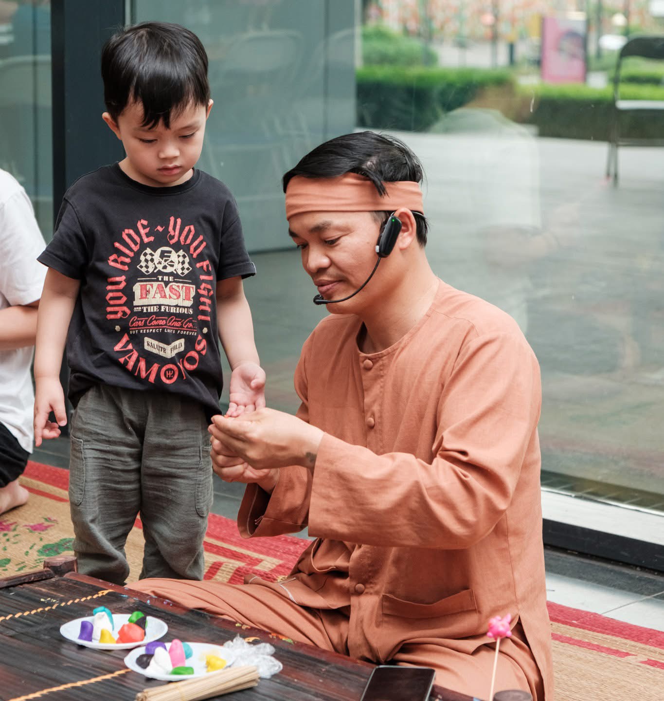 Nghệ nhân Đặng Văn Sừ và “học viên tí hon” say sưa tại không gian trải nghiệm nặn tò he.