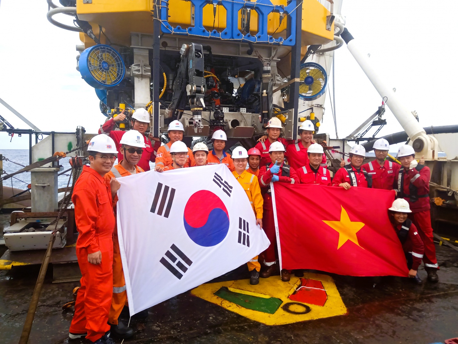 Kỹ sư Nguyễn Quang Minh (áo vàng) cùng các đồng nghiệp tại dự án Đường ống thu gom, vận chuyển khí mỏ Sao Vàng – Đại Nguyệt