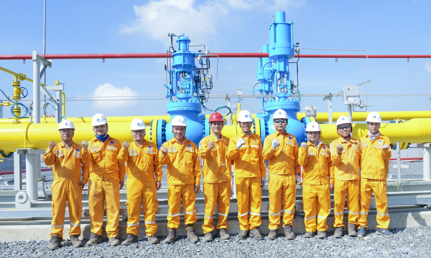 Kỹ sư Nguyễn Quang Minh (thứ ba từ trái sang) cùng các đồng nghiệp tại dự án Dây chuyền cấp khí cho Nhà máy điện Nhơn Trạch 3 và 4