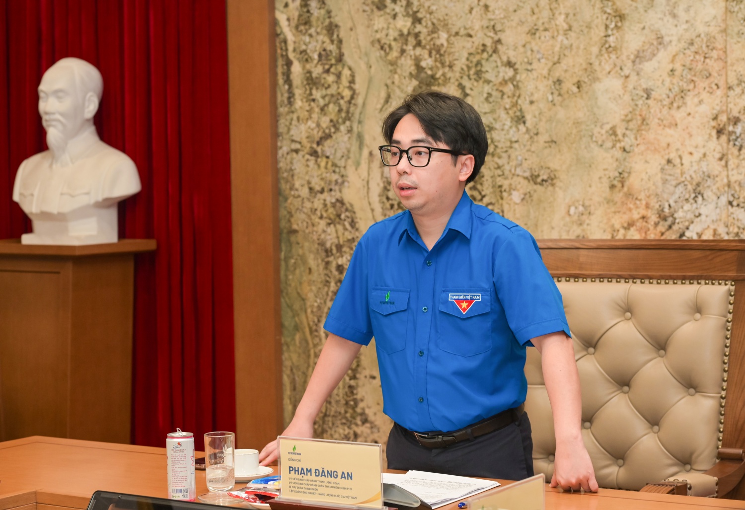 đồng chí Phạm Đăng An – Bí thư Đoàn Thanh niên Petrovietnam đã trình bày báo cáo kết quả công tác Đoàn và phong trào thanh niên Quý I/2026, đồng thời tổng kết các hoạt động Tháng Thanh niên năm 2026 