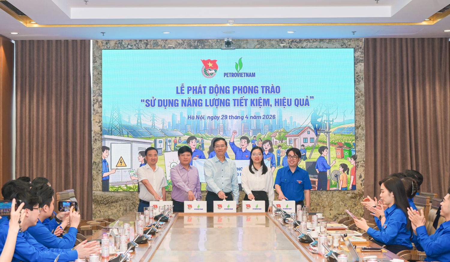 Các đại biểu thực hiện nghi thức bấm nút phát động phong trào.