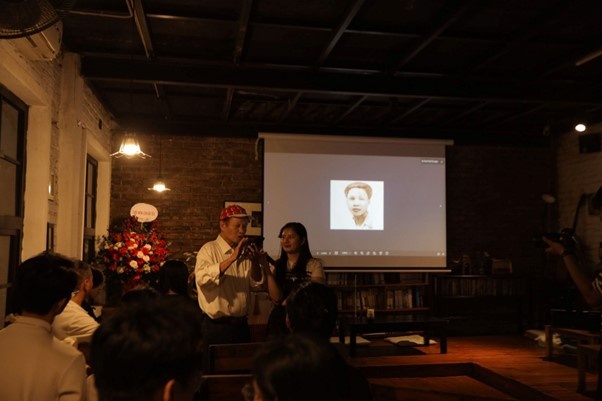 Khán giả trực tiếp tham gia đọc thơ, góp phần tạo nên không gian thi ca gần gũi và giàu tính tương tác.