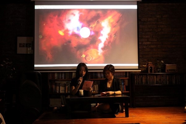 Hoạt động diễn xướng thơ do Đan Linh và Ngạo Thuyên thể hiện, mang đến không gian nghệ thuật giàu cảm xúc