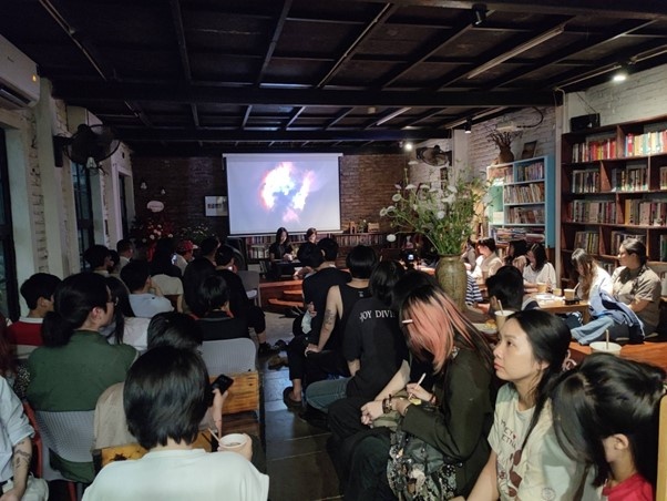 Khán giả tập trung lắng nghe và thưởng thức phần trình diễn thơ