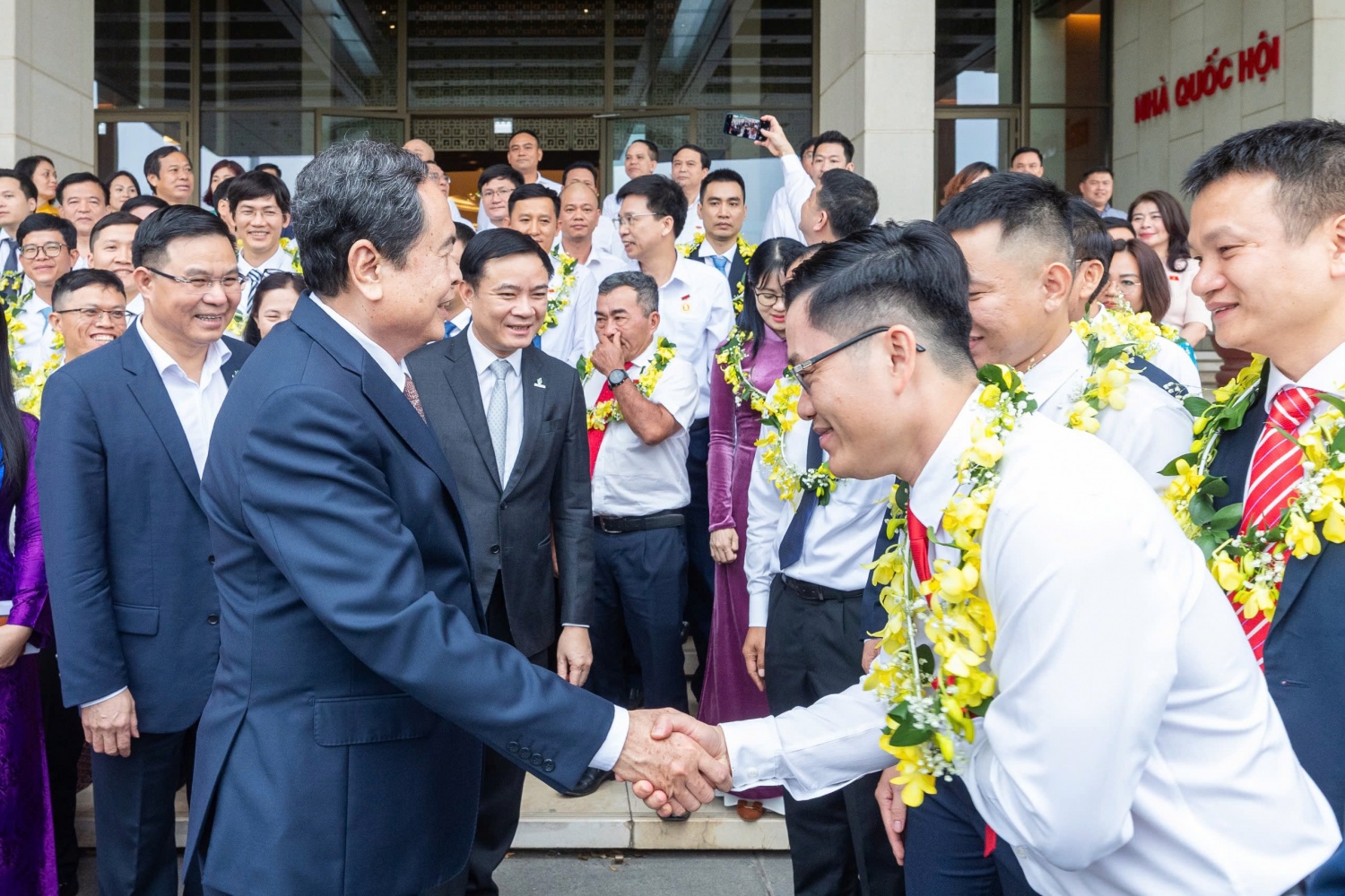 Chủ tịch Quốc hội Trần Thanh Mẫn động viên các kỹ sư, công nhân lao động Petrovietnam tiêu biểu, trong đó có kỹ sư Nguyễn Thanh Ngoãn