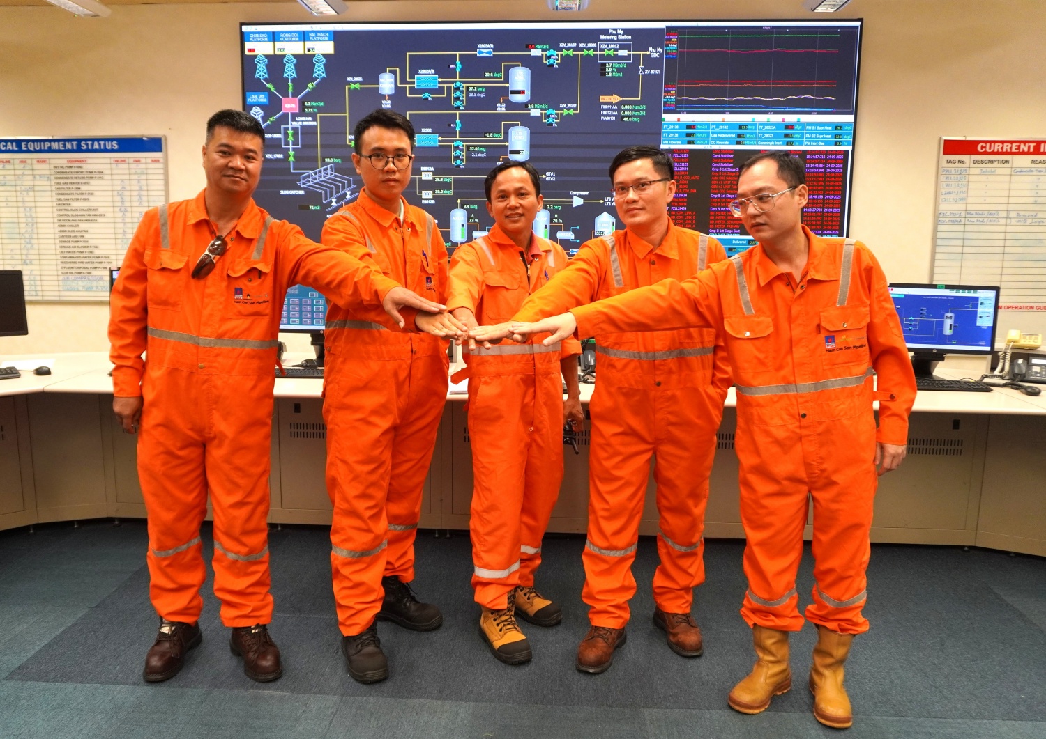 Kỹ sư Nguyễn Thanh Ngoãn (thứ hai từ phải sang) còn là người quản lý tận tâm, chú trọng đào tạo, chia sẻ kinh nghiệm cho lực lượng kỹ sư trẻ