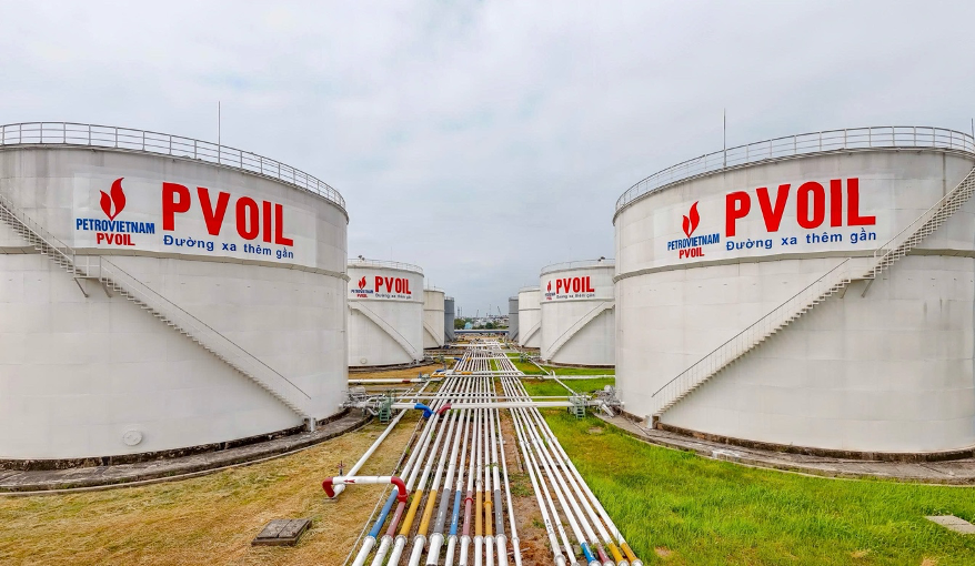 Hệ thống bồn chứa và đường ống công nghệ tại kho PVOIL