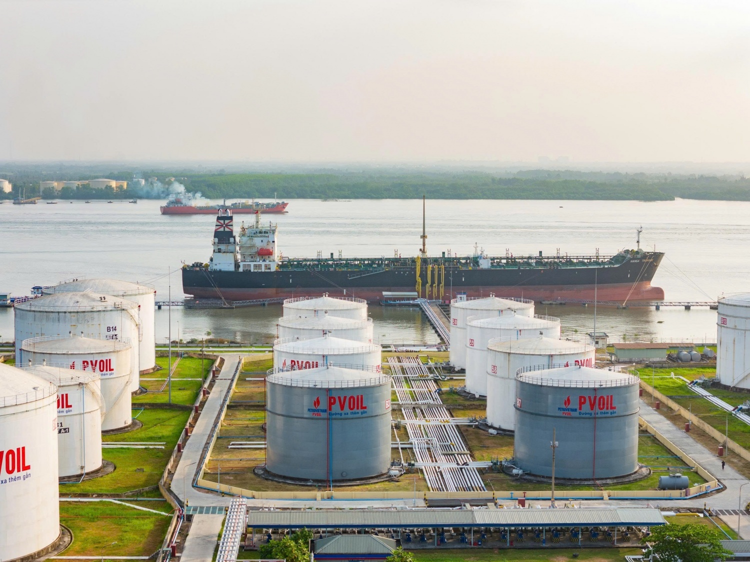 Hiện tại, PVOIL đã chuẩn bị 13 điểm phối trộn xăng E10 trên toàn quốc.