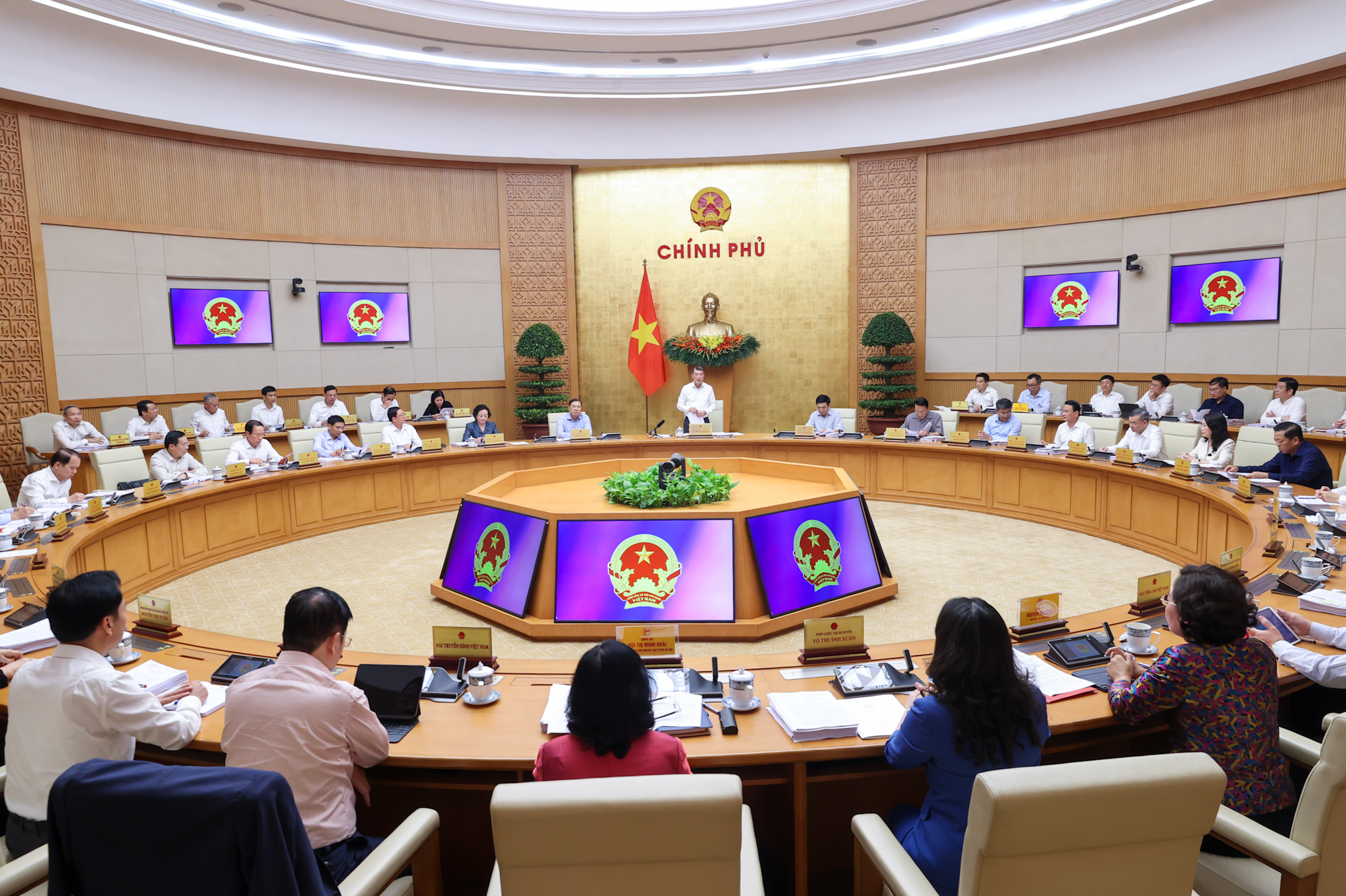 Thủ tướng Lê Minh Hưng chủ trì phiên họp thường kỳ đầu tiên của Chính phủ khóa XVI