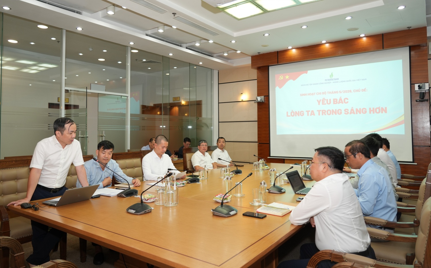 [Chùm ảnh] Đảng bộ Bộ máy QL&ĐH Petrovietnam sinh hoạt chi bộ với chủ đề 