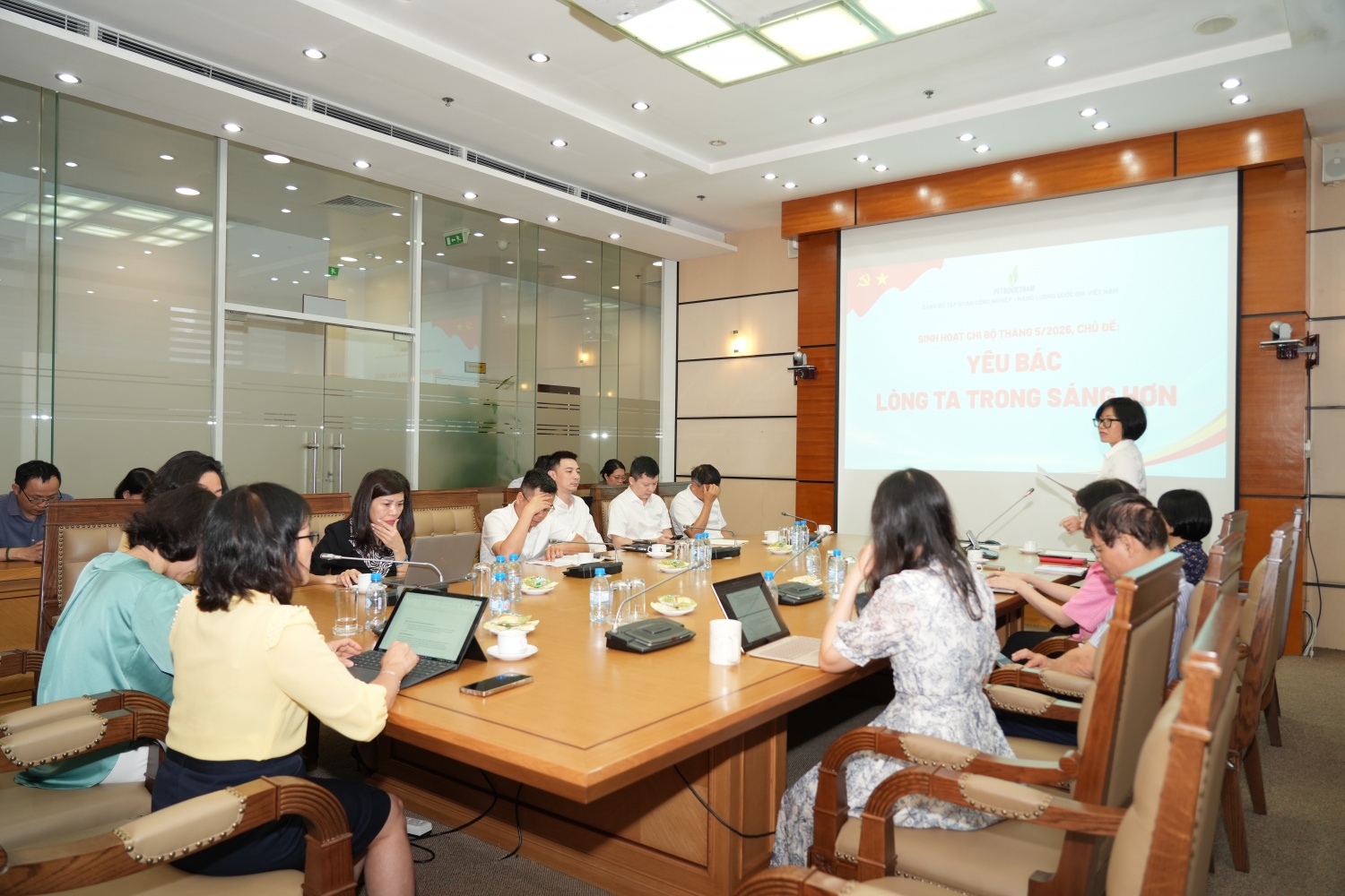 [Chùm ảnh] Đảng bộ Bộ máy QL&ĐH Petrovietnam sinh hoạt chi bộ với chủ đề 